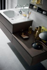 Badmöbel mit Waschbecken aus Mineralguss im Bliz Modell. Unterschränke aus 216 eastwood Special Melamin