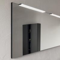 Rechteckiger Spiegel mit 2 LED-Strahlern mit mattschwarzem Profil und Struktur