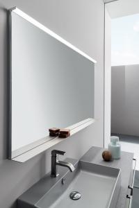 Rechteckiger Spiegel mit LED-Strahler und 10 cm tiefer Aluminiumablage