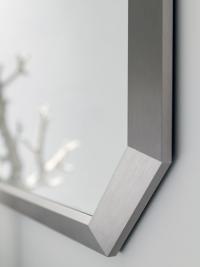 Detail des geformten Spiegels des Badezimmerschranks N94 Atlantic, mit Rahmen aus gebürstetem Aluminium