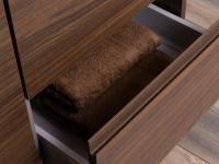 An der Seite des Waschtischunterschranks bietet N96 zwei praktische Schubladen zur Aufbewahrung von Badwäsche oder anderen Gegenständen