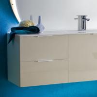 N15 - Atlantic Badezimmermöbel mit Waschbecken an der Seite - Detailbild des seitlichen Unterschrankes mit 2 Schubladen