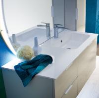 N15 - Atlantic Badezimmermöbel mit seitlichem Waschbecken - Detailbild von Bliz Waschebecken aus Mineralguss