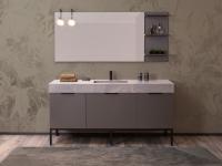Bodenstehender Badezimmerschrank mit integriertem Waschbecken N97 Atlantic hier in der kompletten Komposition mit Spiegel, Spots und Ablagen passend zum Sockel