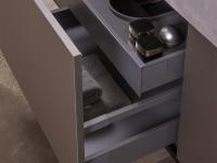 Die zentrale Schublade des Badezimmerschranks N97 Atlantic ist mit einer geformten Innenschublade ausgestattet