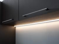Detail der LED-Leiste unter dem Schrank, die zur Beleuchtung des Waschbereichs dient
