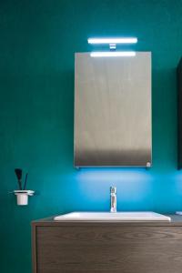 Simply Spiegel mit Stauraum für das Badezimmer im 50 cm breiten Modell. Tod Spotlight