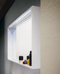Zelda Badezimmerspiegel in J0 weißem hochglänzendem Lack - Detailbild der integrierten LED-Beleuchtung