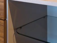 Blick auf den matt lackierten Innenraum mit abgerundeter Glasplatte