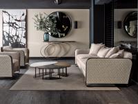Sofa Voyage in einem Wohnzimmer mit gleichnamigen Sesseln