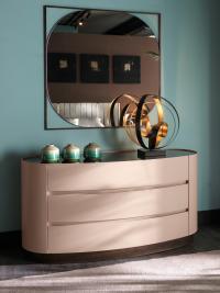 Kommode Mirto mit 3 Schubladen von Cantori aus sandfarben lackiertem Holz, Platte aus bronzenem Spiegel, Sockel aus bronzenem Metall