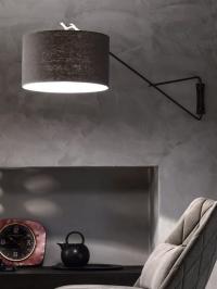 Lampada vintage in ferro battuto Lia di Cantori nella versione da parete, con paralume in lino Capri.