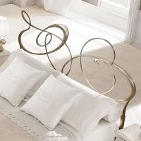 Detailbild des Kopfteils von Ghirigori Bett für Luxus Schlafzimmer von Cantori
