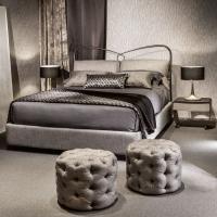 St. Tropez elegantes Doppelbett aus Eisen mit Kissen von Cantori, für raffinierte Schlafzimmer besonders geeignet