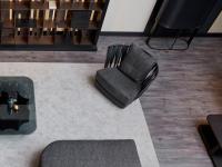 Draufsicht eines Wohnzimmers mit Twist Sessel und Oasi Sideboard, die Kombination in dunklen Tönen wird wahrgenommen