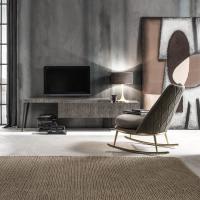 City TV-Möbel aus Holz mit verstellbarer Breite in einem Wohnbereich. Fach mit Klapptür und Metallbeine