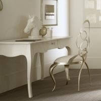Ghirigori Stuhl mit Säbelbeinen von Cantori, in Kombination mit einem Stuhl mit klassischem Stil