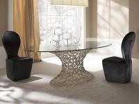 Mondrian Stuhl von Cantori in Kombination mit einem Tisch aus der gleichen Kollektion