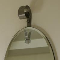 Mirabelle ovaler Spiegel mit klassischem Design von Cantori - Detailbild des "lockigen" Hakens aus Metall