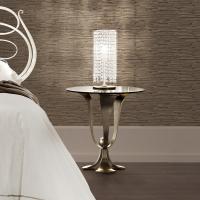 Calice Beistelltisch von Cantori kann auch als Nachttisch in einem klassischen Schlafzimmer verwendet werden