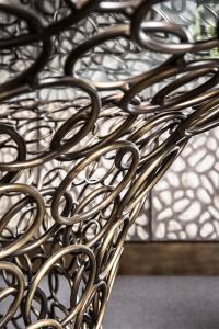 Detail der Ringe aus massiven Eisenstäben, die durch handpolierte "Draht"-Schweißnähte miteinander verbunden sind