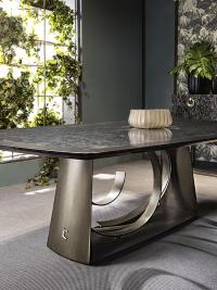 Fester Tisch mit gebogenem Metallfuß Rodin von Cantori in der Version mit Holzplatte in Perla Nero, mit patinierter Bronzekante