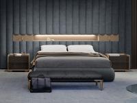 Moderner Nachttisch mit Schubladen aus Lounge-Holz kombiniert mit dem gleichnamigen Bett mit gepolsterter Verkleidung und offenem Fach