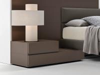 Modularer Nachttisch aus lackiertem Mason-Holz, kann mit größeren Schubladen kombiniert werden, um einen asymmetrischen Effekt an den Seiten des Bettes zu erzielen
