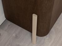 Detail der hohen lackierten Metallfüße im Kontrast zum Holzkorpus des Sideboards Clivia