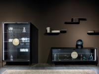 Highboard Dot und Sideboard mit Türen aus Klarglas und Griff aus Feinsteinzeug Onice Ambra mit Rahmen aus schwarzer Esche