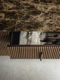 Elegantes Sideboard aus Savannah-Esche mit Schublade mit Grifföffnung