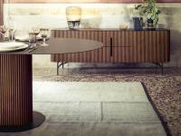Elegantes Sideboard aus Esche Savannah kombiniert mit dem Tisch aus der gleichen Kollektion