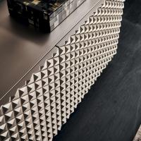 Detail des diamantförmigen Designs der Polyurethantüren des Sideboards Royalton von Cattelan