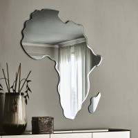 Africa von Cattelan, Designer Spiegel in der Form vom Kontinent Afrika mit kleinem Spiegel in Form von Madagaskar in Spiegel Kristallglas