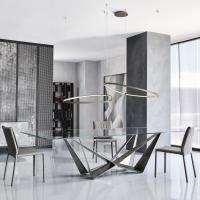 Runde Lampe in Metall mit Led Beleuchtung Magellano von Cattelan in einem aktuellen Wohnzimmer kombiniert mit einem Glastisch