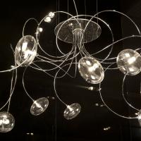 Detail des verchromtem Metallgestell und der Lampenschirme aus Glas