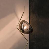 Detail der gebogenen Struktur des Lampenschirms aus satiniertem Messing und Rauchglas der Lampe Tramonto di Cattelan