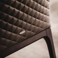Detail der eleganten Steppung auf der Rückseite der Rückenlehne des Stuhls Arcadia von Cattelan im Modell ohne Armlehnen