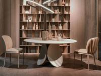 Gepolsterter Stuhl Chrishell in Muscheloptik von Cattelan kombiniert mit dem Bücherregal Nautilus