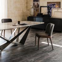 Eleganter Designer Stuhl Magda perfekt in einem Wohnzimmer, mit Tisch Skorpio von Cattelan
