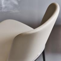 Detail der glatten Rückenlehne des Stuhles Magda von Cattelan