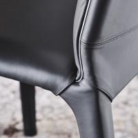 Detail der Naht des Penelope-Stuhls von Cattelan, mit besonderem Blick auf das Zierprofil