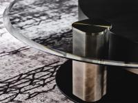 Detail der Säule in geformtem Metall nicht perfekt gerundet und der Platte in abgeschrägem transparentem Rauchglas