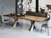 Mad Max Tisch von Cattelan mit Holzplatte mit 45° schrägen linearen Rändern. Gestell aus gebürstetem, bronzefarben lackiertem Metall.