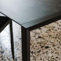 Detailbild der Beine an den Außenkanten und der feinen Struktur - Tisch Pedro von Cattelan