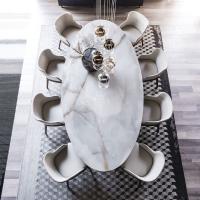 Ansicht von oben des Tisches Roll von Cattelan im ovalen Modell mit Tischplatte in Keramikstein 