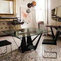 Skorpio Tisch in einem Wohnzimmer von Cattelan mit Platte in Kristall