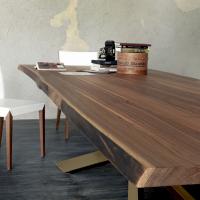 Detail der Platte aus Holz mit unregelmäßigen Kanten in Massivholz von Spyder Tisch