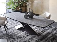 Rechteckiger geformter Tisch Tyron von Cattelan mit Platte in Keramikstein Arenal und Kante in Metall gestrichen brushed grey