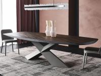 Tisch Tyron von Cattelan mit Platte aus Holzleisten in Eiche gebrannt. Gekreuzte Basis aus Stahl gaufriert graphit.